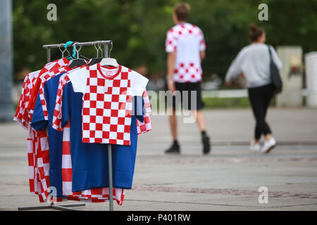 ZAGREB, CROATIE - Juin 16th, 2018 : stand avec ventilateur football T-shirts dans la rue de Zagreb, Croatie. Banque D'Images