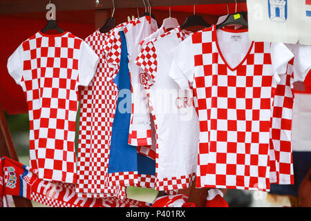 ZAGREB, CROATIE - Juin 16th, 2018 : stand avec ventilateur football T-shirts dans la rue de Zagreb, Croatie. Banque D'Images