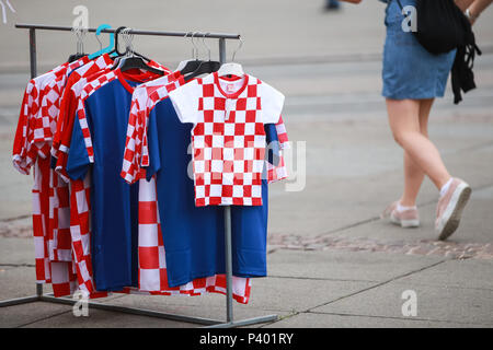 ZAGREB, CROATIE - Juin 16th, 2018 : stand avec ventilateur football T-shirts dans la rue de Zagreb, Croatie. Banque D'Images