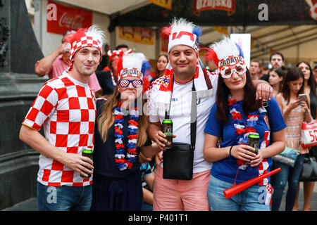 ZAGREB, CROATIE - Juin 16th, 2018 : les fans de football croate sur la place Ban Jelacic à Zagreb, Croatie. Banque D'Images