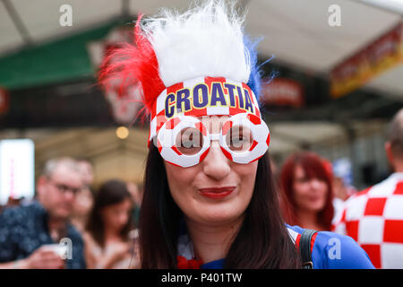 ZAGREB, CROATIE - Juin 16th, 2018 : portrait d'une femme fan de football croate sur la place Ban Jelacic à Zagreb, Croatie. Banque D'Images