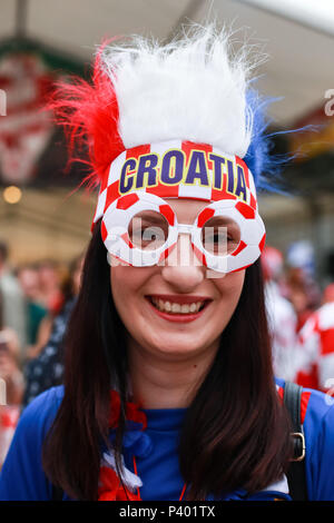 ZAGREB, CROATIE - Juin 16th, 2018 : portrait d'une femme fan de football croate sur la place Ban Jelacic à Zagreb, Croatie. Banque D'Images