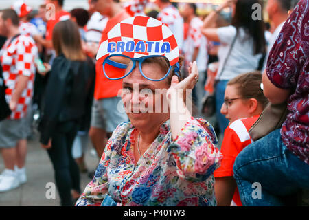 ZAGREB, CROATIE - Juin 16th, 2018 : portrait d'une femme fan de football croate sur la place Ban Jelacic à Zagreb, Croatie. Banque D'Images