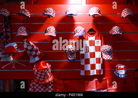 ZAGREB, CROATIE - Juin 16th, 2018 : stand avec ventilateur football T-shirts et casquettes sur la rue de Zagreb, Croatie. Banque D'Images