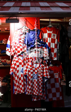 ZAGREB, CROATIE - Juin 16th, 2018 : stand avec ventilateur football T-shirts dans la rue de Zagreb, Croatie. Banque D'Images