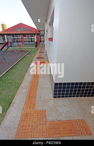 Tátil de acessibilidade Piso para uma escola visual deficiente em em municipal Campo Mourão, Centro-Oeste na Região do Paraná. Banque D'Images
