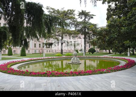 ISTANBUL, TURQUIE - 29 mai : à l'étang ornemental Dolmabache Palais et le Musée d'Istanbul Turquie le 29 mai, 2018 Banque D'Images