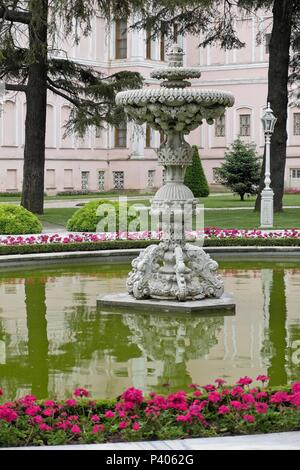 ISTANBUL, TURQUIE - 29 mai : à l'étang ornemental Dolmabache Palais et le Musée d'Istanbul Turquie le 29 mai, 2018 Banque D'Images