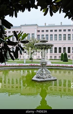 ISTANBUL, TURQUIE - 29 mai : à l'étang ornemental Dolmabache Palais et le Musée d'Istanbul Turquie le 29 mai, 2018 Banque D'Images