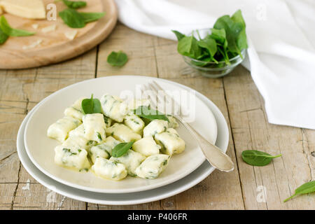 Gnocchi maison à la ricotta, le fromage et les épinards sur une plaque lumineuse. Focus sélectif. Banque D'Images