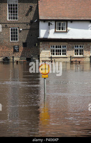 En regardant vers le King's Arms pub sur King's Staith Skeldergate au cours de la 2012 d'inondations à York, North Yorkshire. Banque D'Images