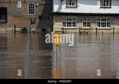 En regardant vers le King's Arms pub sur King's Staith Skeldergate au cours de la 2012 d'inondations à York, North Yorkshire. Banque D'Images