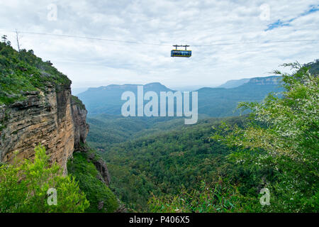 BLUE MOUNTAINS, AUSTRALIE - janvier 11, 2018 : les touristes dans le skyway passe les trois Sœurs. Attraction touristique populaire dans les Montagnes Bleues qui de Banque D'Images