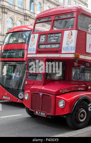 Ancien et nouveau routmaster double-decker bus dans le centre de Londres. Banque D'Images