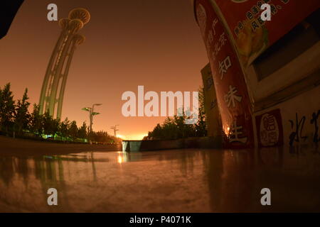 ©ISABELLE SCHMITT CHINE/BEIJING LE 08/05/2014 LE STADE OLYMPIQUE DANS LA VILLE DE BEIJING - Le stade olympique de nuit : au nord de Pékin, le gouvernement l'a laissé à l'abandon malgré l'investissement financier. Un autre regard sur la Chine Banque D'Images