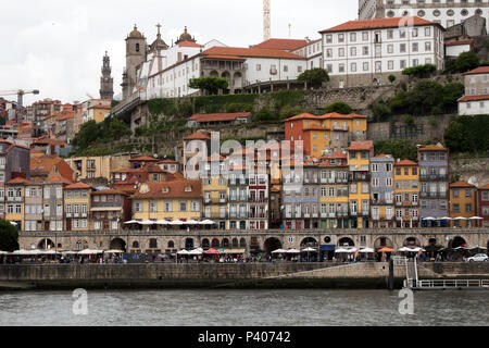 Terrasses de café le long du bord de la rivière Douro, Porto Portugal Banque D'Images