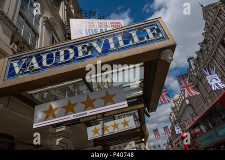 Théâtre du vaudeville dans le Strand, le centre de Londres sous ciel bleu et l'Union européenne drapeaux au vent de l'autre côté de la rue. d'agir et de productions théâtrales. Banque D'Images