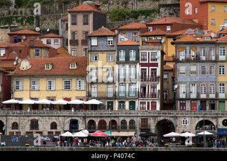 Terrasses de café le long du bord de la rivière Douro, Porto Portugal Banque D'Images