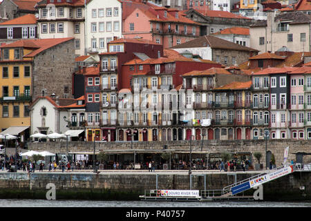 Terrasses de café le long du bord de la rivière Douro, Porto Portugal Banque D'Images