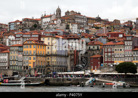 Terrasses de café le long du bord de la rivière Douro, Porto Portugal Banque D'Images