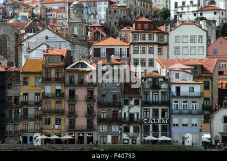 Terrasses de café le long du bord de la rivière Douro, Porto Portugal Banque D'Images