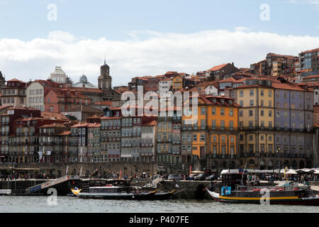 Terrasses de café le long du bord de la rivière Douro, Porto Portugal Banque D'Images