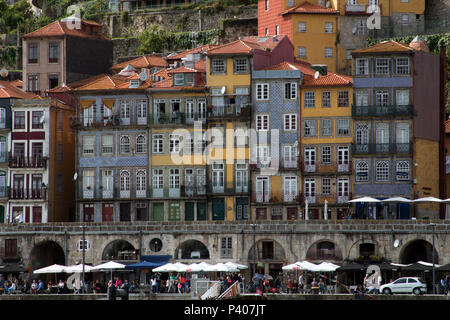 Terrasses de café le long du bord de la rivière Douro, Porto Portugal Banque D'Images