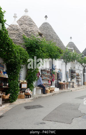 La petite ville unique Sud Italia Alberobello avec pierres antient maisons coniques trullo, destination touristique, région des Pouilles près de Bari Banque D'Images