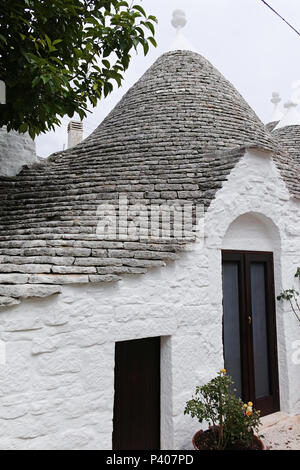 La petite ville unique Sud Italia Alberobello avec pierres antient maisons coniques trullo, destination touristique, région des Pouilles près de Bari Banque D'Images