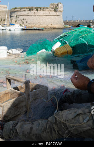 Photo paysage matin faite à Gallipoli pier, les pêcheurs réparer ses pêcheurs filet après la pêche, Pouilles, Italie Banque D'Images