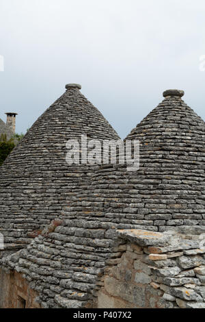 La petite ville unique Sud Italia Alberobello avec pierres antient maisons coniques trullo, destination touristique, région des Pouilles près de Bari Banque D'Images