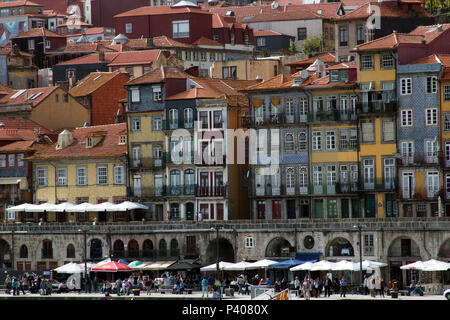 Terrasses de café le long du bord de la rivière Douro, Porto Portugal Banque D'Images