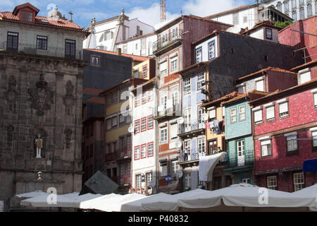 Des terrasses colorées, des bars et restaurants près du bord de mer dans le quartier de Ribeira de Porto, Portugal Banque D'Images