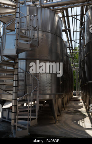 La production de vin bio moderne usine en Italie, acier inox réservoirs utilisés pour la fermentation des raisins Banque D'Images