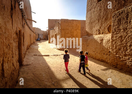 Les enfants dans un petit village au sud du Maroc près de Mhamid Banque D'Images