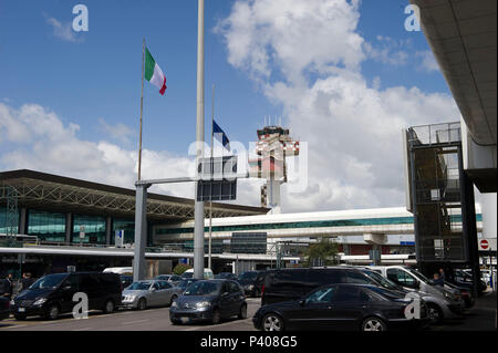 L'Italie. L'Europe. Les Roms. L'aéroport de Fiumicino. L'aéroport Leonardo da Vinci, la tour de contrôle. Drapeau Italien Banque D'Images