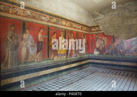 Mystères mystères dionysiaques (Bacchian) représenté dans le Roman fresques dans la salle à manger (triclinium) romain dans la Villa des Mystères (Villa dei Misteri) dans le site archéologique de Pompéi (Pompei) près de Naples, Campanie, Italie. Rite d'initiation de la mystérieuse culte de Dionysos (Bacchus) est probablement représenté dans les fresques. Banque D'Images