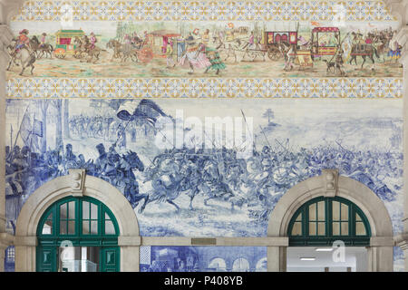 Bataille de Valdevez en 1140 entre le Royaume de León et le Royaume de Portugal représentée dans le panneau peint par azulejo portugais peintre Jorge Colaço en 1905-1916 dans la gare de São Bento (Estação Ferroviária de São Bento) à Porto, Portugal. Banque D'Images