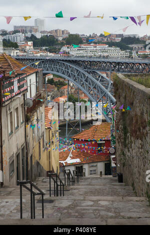 Le Pont Dom Luís I (Ponte de Dom Luís) sur le fleuve Douro vu de l Escada dos Guindais, l'escalier de Ribeira à Batalha à Porto, Portugal. Le pont supérieur du pont en arc métallique conçu par l'ingénieur allemand Théophile Seyrig a été construit en 1886. Vila Nova de Gaia est vu dans l'arrière-plan. Banque D'Images