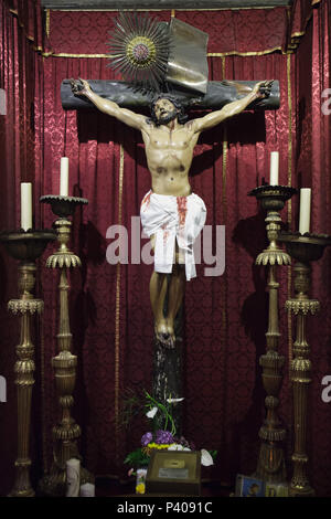 Statue en bois polychrome du Christ crucifié affiché dans l'église de Carmo (Igreja do Carmo) à Porto, Portugal. Banque D'Images