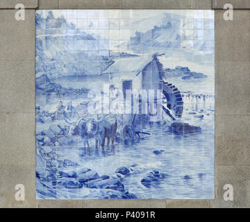 Travailler dans le moulin à eau représentée dans le panneau peint par azulejo portugais peintre Jorge Colaço en 1905-1916 dans la gare de São Bento (Estação Ferroviária de São Bento) à Porto, Portugal. Banque D'Images