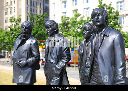 La nouvelle statue Beatles sur le Pier Head rénové sur le front de mer de Liverpool, Merseyside, le nord-ouest de l'Angleterre, Royaume-Uni Banque D'Images