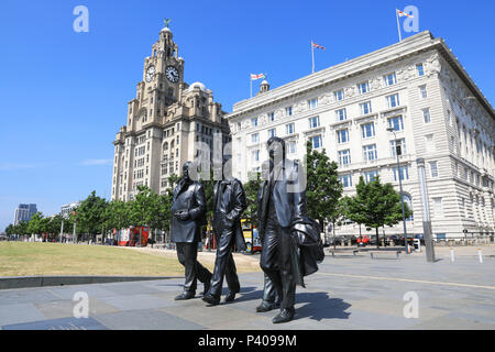 La nouvelle statue Beatles sur le Pier Head rénové sur le front de mer de Liverpool, Merseyside, le nord-ouest de l'Angleterre, Royaume-Uni Banque D'Images