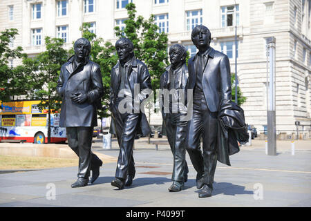 La nouvelle statue Beatles sur le Pier Head rénové sur le front de mer de Liverpool, Merseyside, le nord-ouest de l'Angleterre, Royaume-Uni Banque D'Images