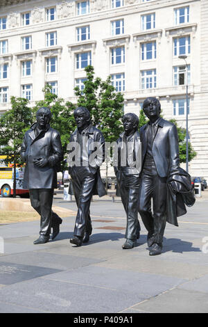 La nouvelle statue Beatles sur le Pier Head rénové sur le front de mer de Liverpool, Merseyside, le nord-ouest de l'Angleterre, Royaume-Uni Banque D'Images