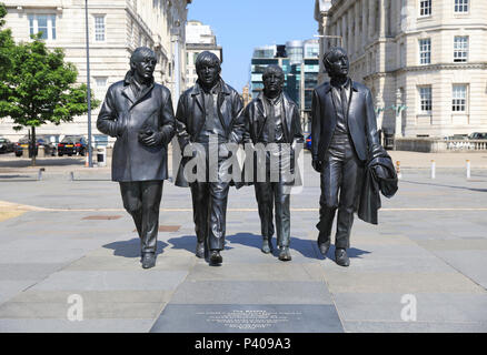 La nouvelle statue Beatles sur le Pier Head rénové sur le front de mer de Liverpool, Merseyside, le nord-ouest de l'Angleterre, Royaume-Uni Banque D'Images