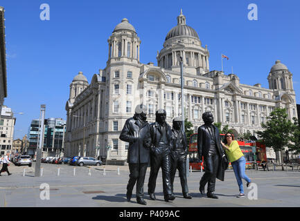 La nouvelle statue Beatles sur le Pier Head rénové sur le front de mer de Liverpool, Merseyside, le nord-ouest de l'Angleterre, Royaume-Uni Banque D'Images