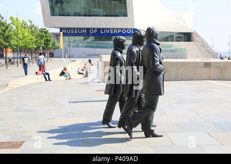 La nouvelle statue Beatles sur le Pier Head rénové sur le front de mer de Liverpool, Merseyside, le nord-ouest de l'Angleterre, Royaume-Uni Banque D'Images