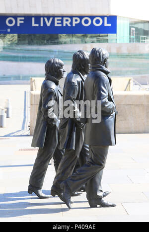 La nouvelle statue Beatles sur le Pier Head rénové sur le front de mer de Liverpool, Merseyside, le nord-ouest de l'Angleterre, Royaume-Uni Banque D'Images