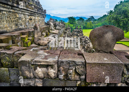 Statues de Bouddha sans tête à une ballustrade du 9e siècle Borobudur temple bouddhiste, le centre de Java, Indonésie Banque D'Images